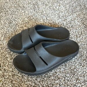 Black oofos slides
